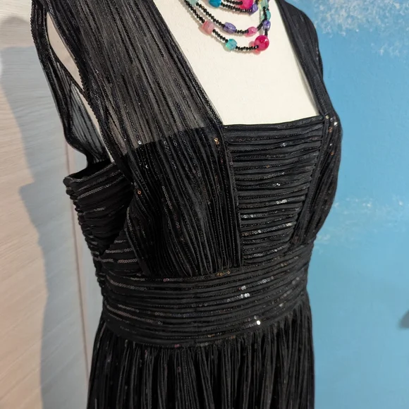 Halston Elegant Black Evening Dress - Picture 5 of 14